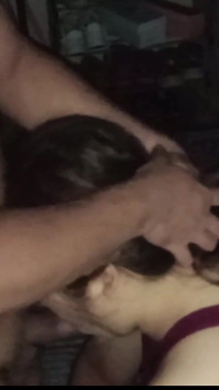 Verlegen Pinay zuigt aan de pik van haar vriendje