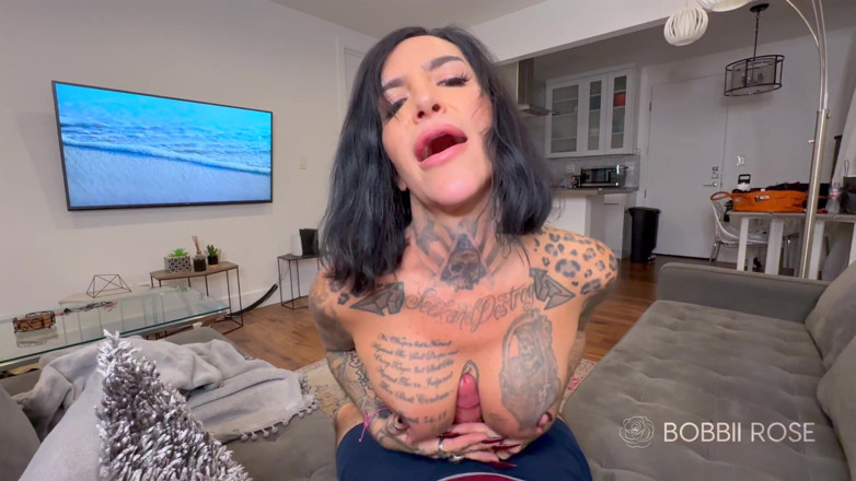 Bobbii Rose: Bobbii Rose en primer plano, mamada y tetas folladas