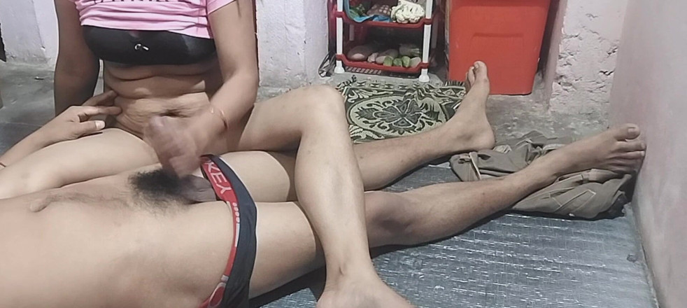 Uttar dinajpur: Calda casalinga villaggio indiano scopa il fratellastro sala di cucina...