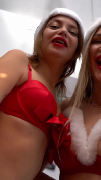 Buon natale! Bere piscio, hardcore anale contro cazzo mostruoso e fisting di Bella grey e Amanda Clarke