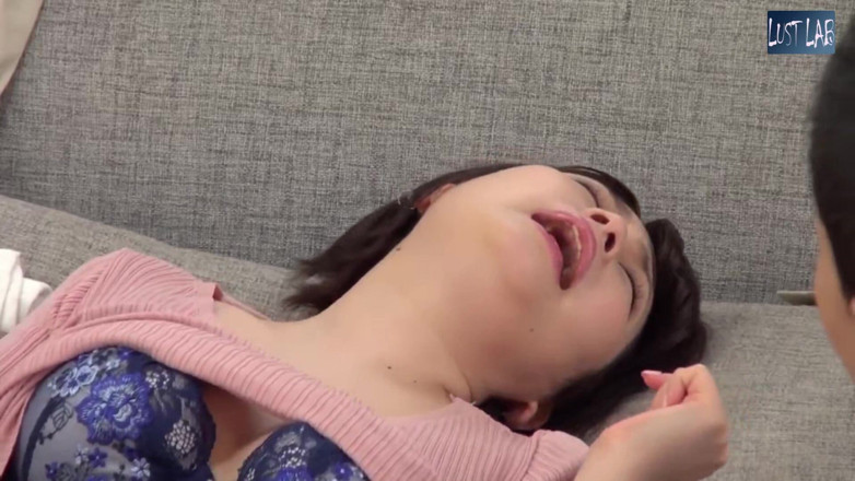 Lust lab: Ošklivá vdaná sousedka překročí hranici, když napětí snaps a ovládání...