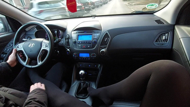 Step Mommy: Элегантная зрелая женщина берет такси утром, чтобы отправиться в офис