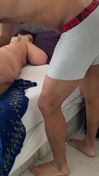人妻出轨了她一生中最大的黑人鸡巴，没有避孕套也没有面具
