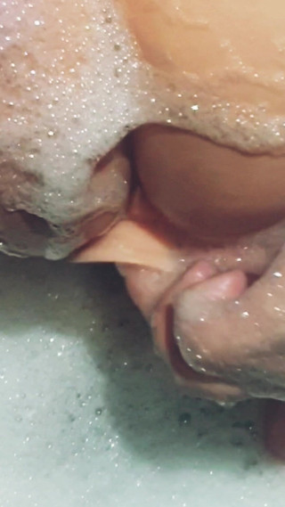 WildFlawiii: Una vera moglie amatoriale in bagno con le bollicine si...