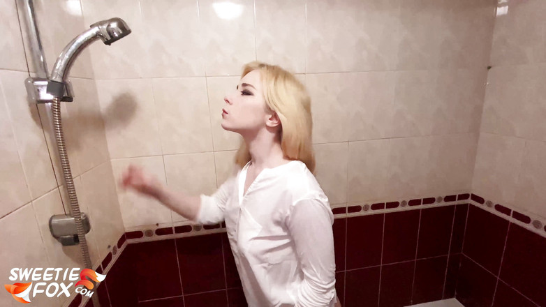 Sweetie Fox: Gagică excitată în cămașă umedă se joacă cu pizda și muie cu...