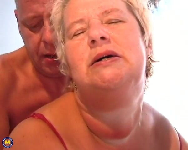 Mature NL: 자지를 따먹는 거유 금발녀