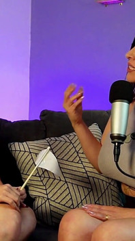 2 latynoskie dziewczyny jedzą nawzajem duże cycki na koniec podcastu