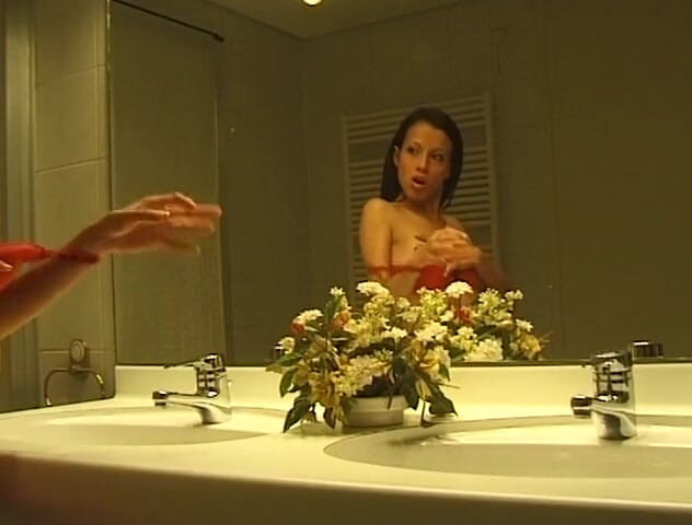 Flash Model Amateurs: Skinny brunette rubs her clit in the bathroom