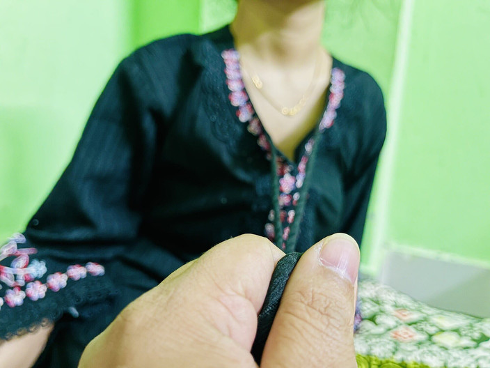 Riya Chowdhury: Kakak ipar india datang ke kamarku di tengah malam sambil...