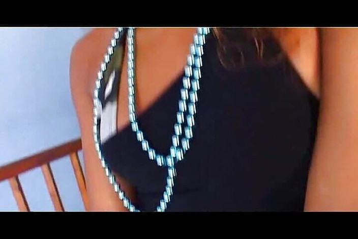 Monde Francais: Французская чернокожая с маленькими сиськами показывает всем девушкам, как это делается