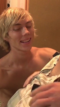 Exkluzivní video Bez sedla: Sexy nadržená twink má náladu na dobré anální šukání