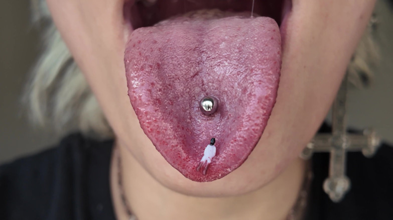 Glitterqueen1999: 4K - Giantess Penectomy - Tiny Man in My Food
