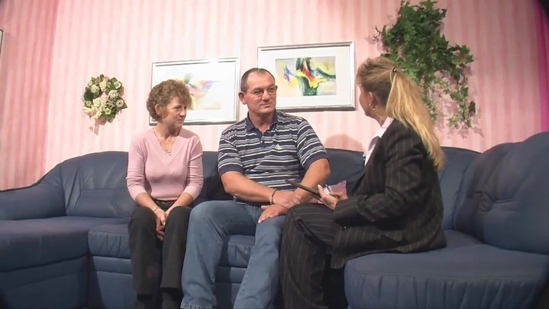 MCG Empire: Donna magra con la figa pelosa e i piercing sulle...