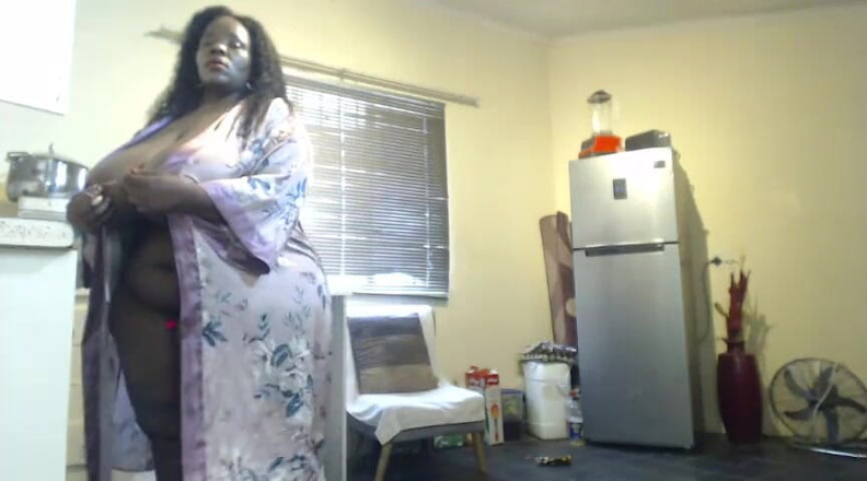 Legendary Booty Overdose: Culo grasso donnona africana si spoglia e stuzzica