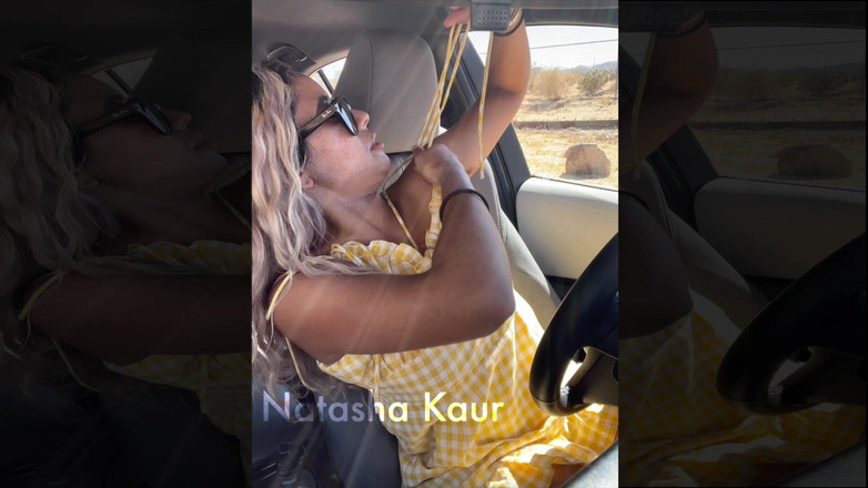 Natasha Kaur: Elbise kayışlarımla boğuşuyor