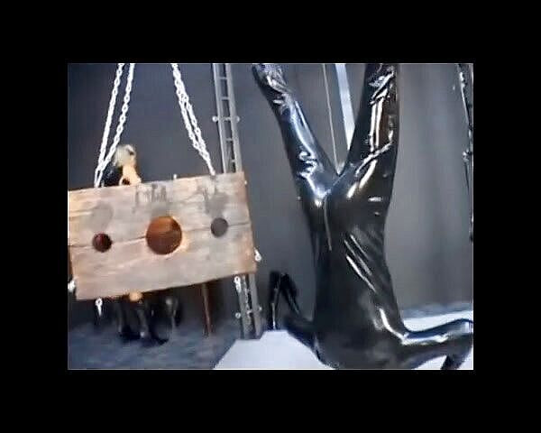 Femdom Austria: Menjilat dan pukulan but