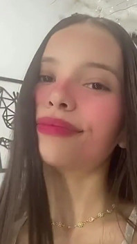 침대에서 음란한 작은 천사를 더 좋아합니까?