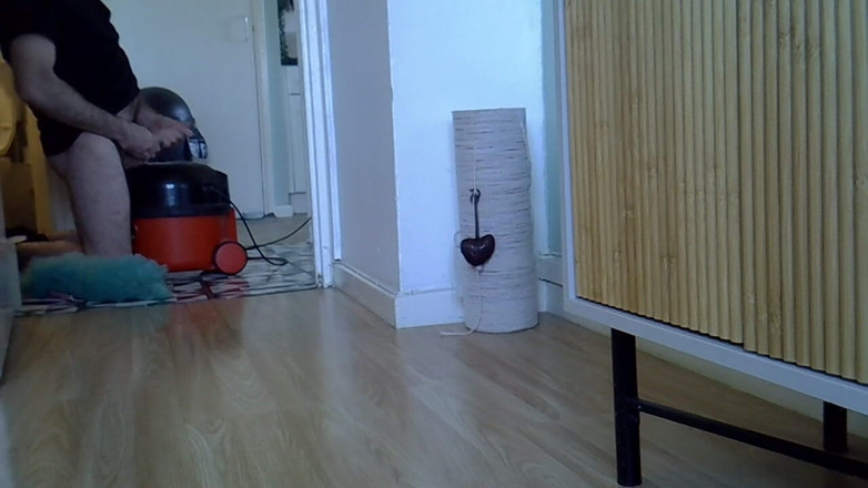 The worm way: Des demi-frères piratés baisent au téléphone pendant qu’Hoover nettoie