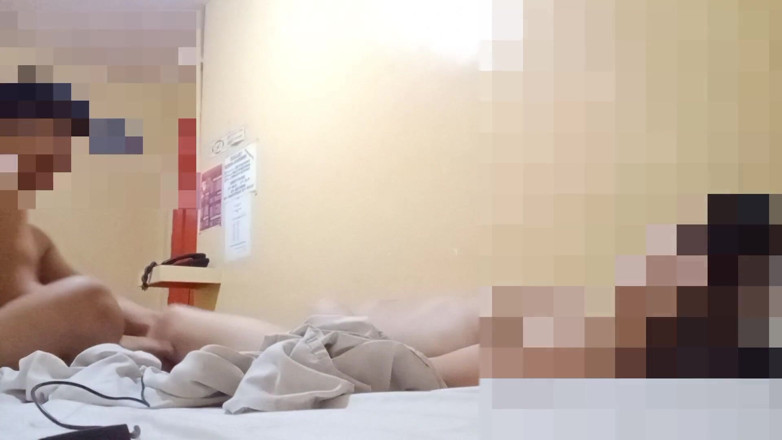 Pinoy hardfucker: Pinay geneukt door een enthousiaste troeper, Pinay kreunt van plezier