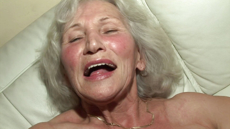 Private Lustpigs: Zum ersten mal fickt er eine heiße oma!