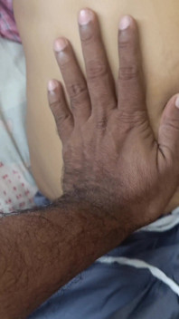 Une étudiante partage son lit avec son beau-père