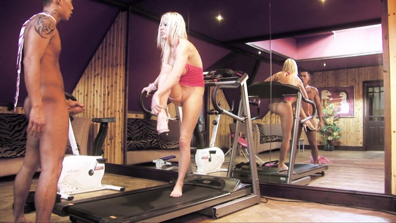 Cock Fit: Poker VIP gagne une salope blonde de fitness