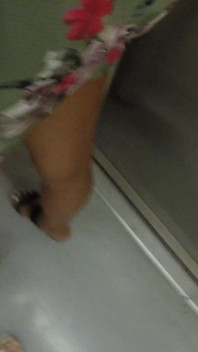 Un'arrapante miLF stranger mi afferra e mi strofina il cazzo duro attraverso i pantaloncini su un affollato treno