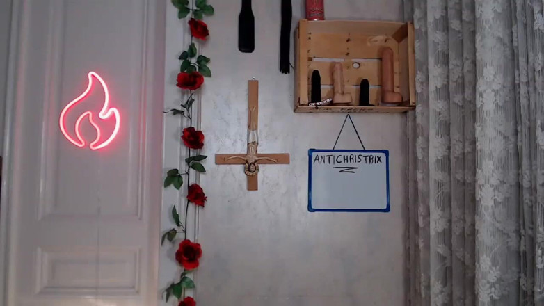 The Antichristrix: Брюнетка в сексуальном топе с тугими кружевами