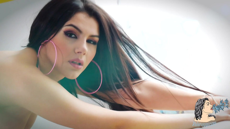 Valentina Nappi: Thủ dâm với vớ và một dương vật giả màu...