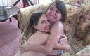 Girl on Girl: Une jeune salope lesbienne à gros ventre mange la chatte d&amp;#039;une...