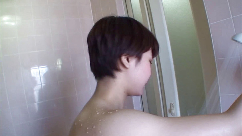 Asiatiques: Hairy asian brunette is having a shower