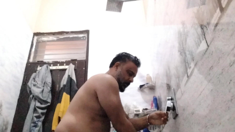 Daddy Dude: Sugar Daddy tắm khỏa thân