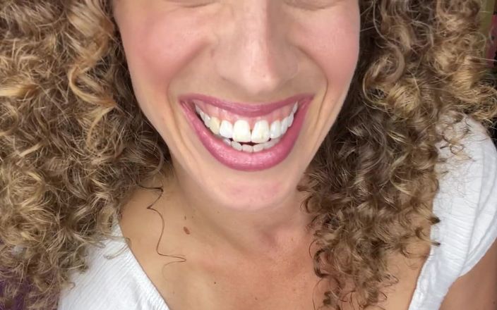 VibeWithMommy: Anne joi gel amcığıma boşalmak için su birikintisi yap!