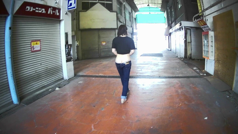 Mayumi Kanzaki: Японка, яка йде з сідницями на вулиці