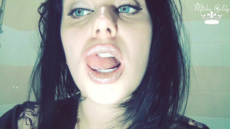 Goddess Misha Goldy: Golden lips