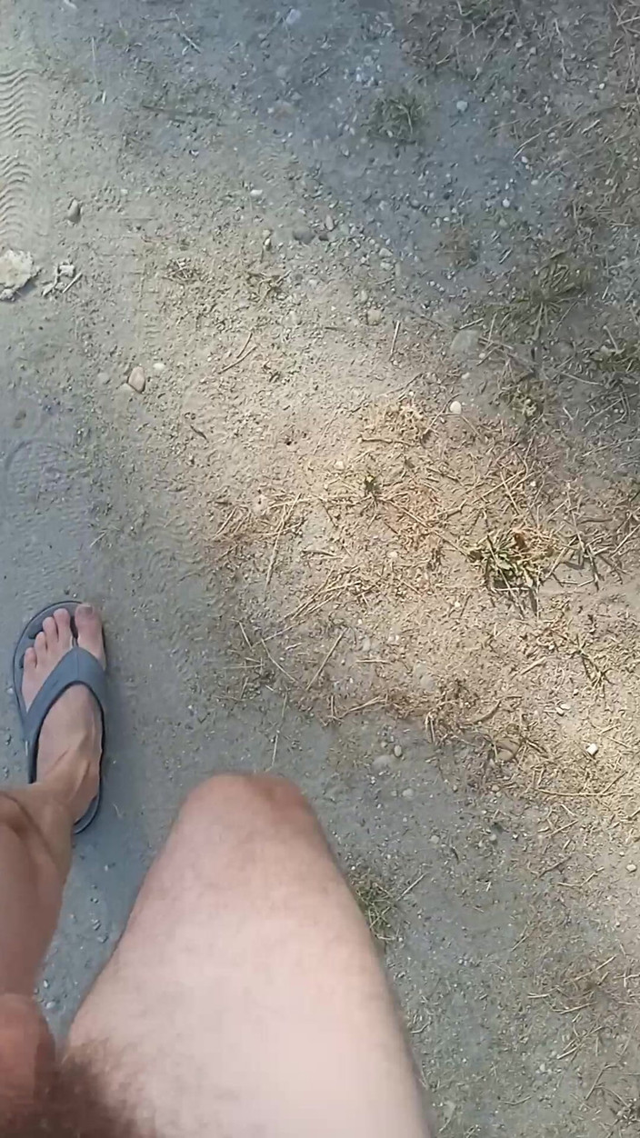 Deepthroat260: 露出狂の裸の男の子がコックと一緒に歩く