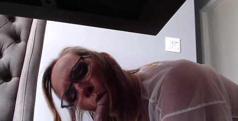 KimitheMilfMommy: Pod akcí u tabulky.. Mám skutečného fetiš sání ptáka - víš...