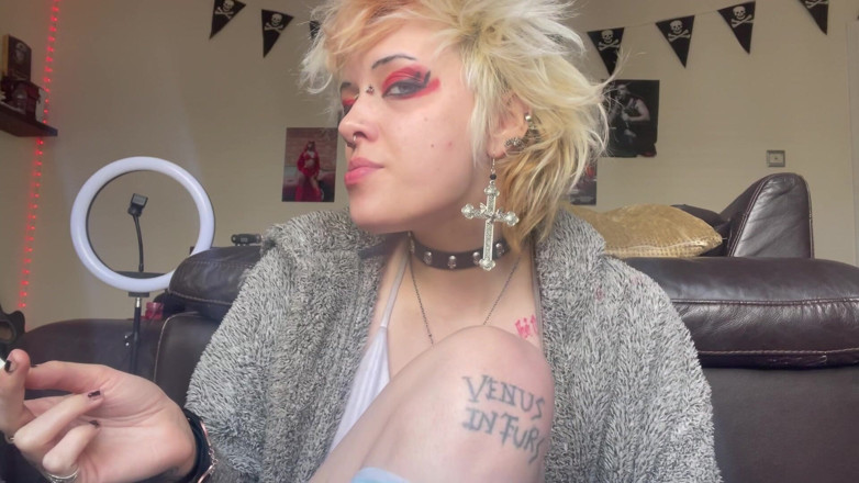 Glitterqueen1999: Fumando un cigarrillo - compilación de nuevos videos