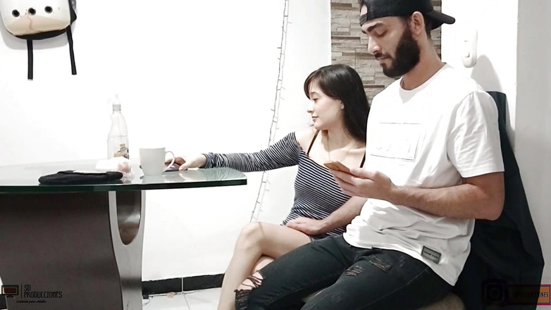 Emma vict: 小柄なラティーナは友人の集まりで彼女の隣人のコックで遊ぶ-スペイン語のポルノ