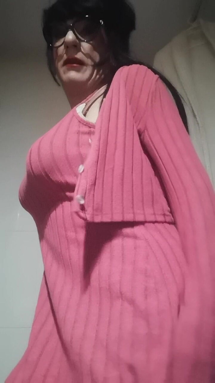 Yusti: Verwijfde jongen verkleed als een vrouw voor de spiegel