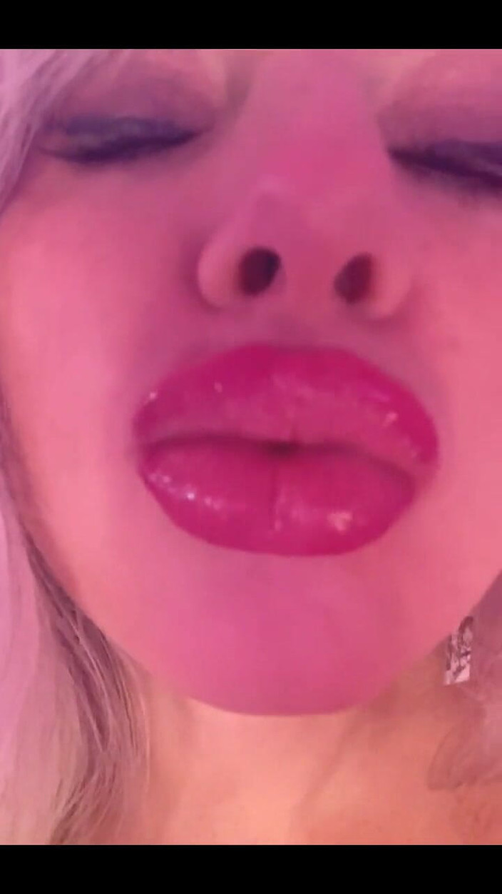 PaintedRose: ティグフライデイが着替えて、海のように動いてる?