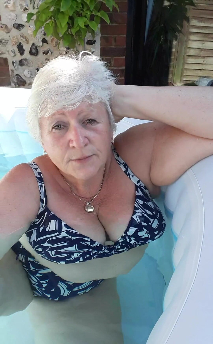 Uk Joolz: O altă zi, un alt bikini... Oh, și cada