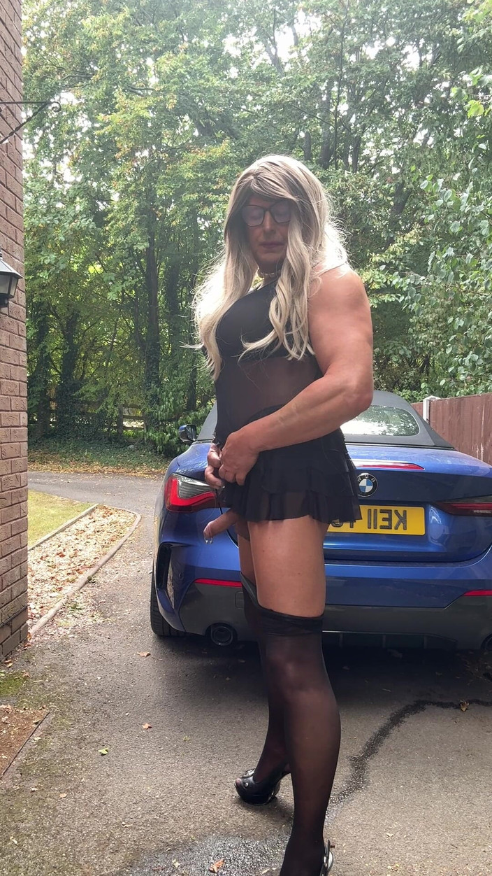 Kellycd2022: Si seksi crossdresser kellycd2022 dengan stoking tembus pandang dan sepatu...