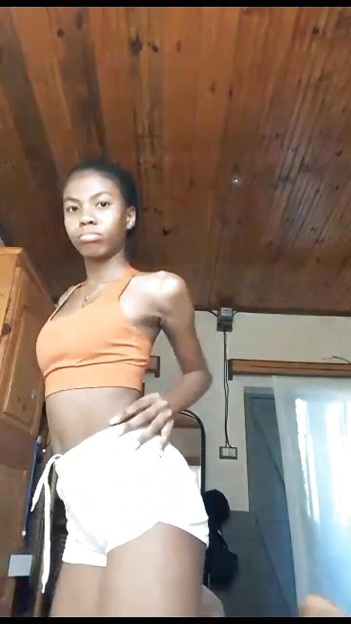 Kakazo shop: Dívka si hraje s perem u své kočky