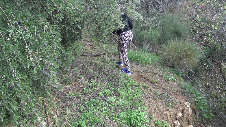 Souzan Halabi: トルコのおばあちゃんは、本物の秘密のウォッチャーが彼の大きなコックを彼女にちらつかせているのを捕まえました