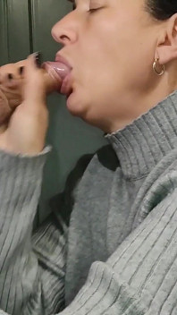 Une MILF Mature Suce Et Se Fait Éjaculer Dans La Bouche