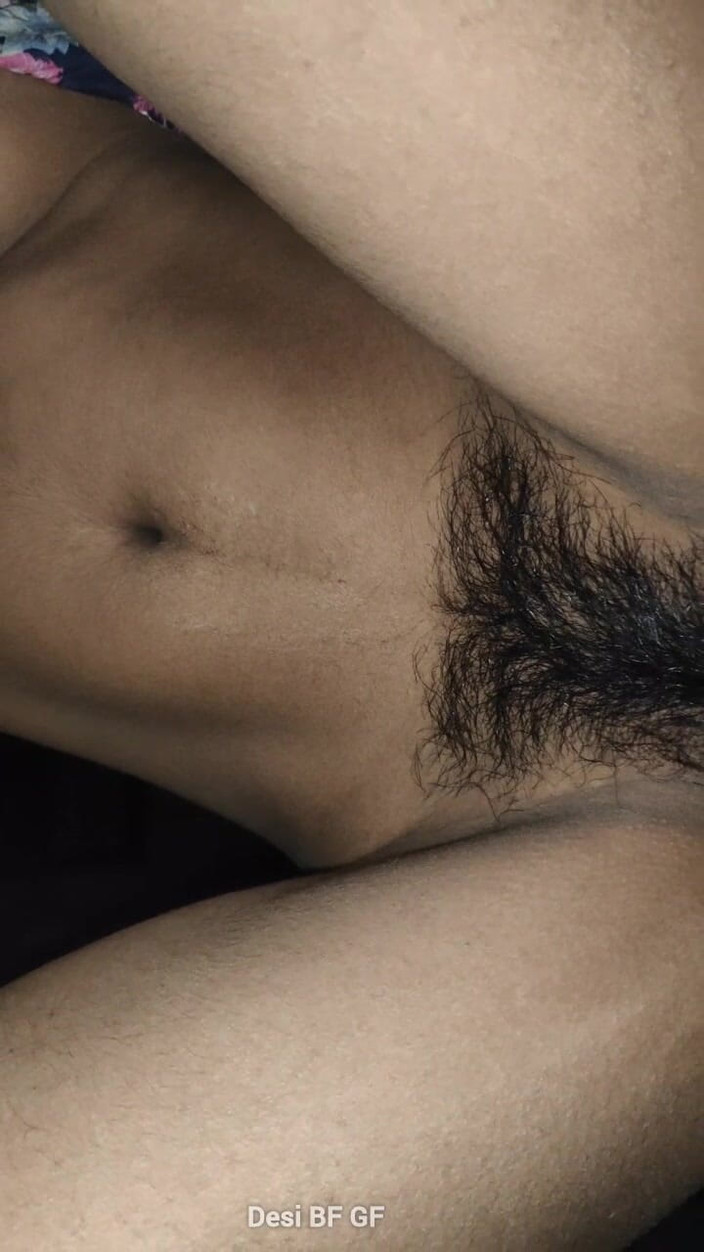 Manoj12015: 吮吸我女友的毛茸茸的粉红色阴户并玩弄阴户胸部