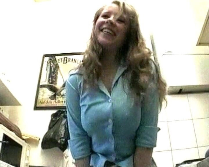 Busty German Sluts: Domácí sezení s vnadnou německou holkou