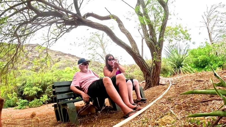 Jinx Ravic: Jinx berusia 30 tahun memberikan blowjob Rex 60 Tahun