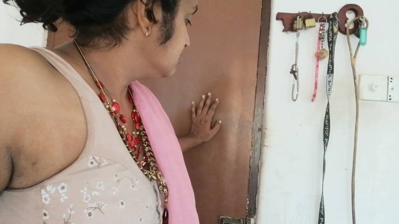 Tina Baby: Desi Bhabhi betrapt Husbanf neukt zijn kantoorsecretaris ep3